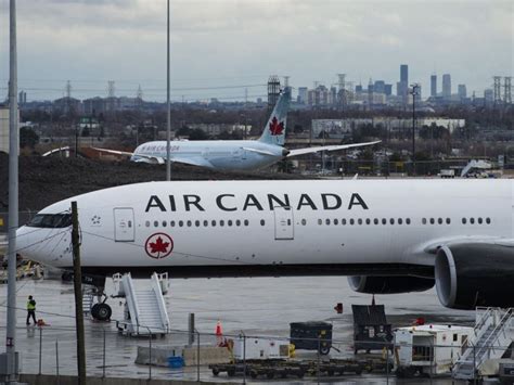 Air Canada apologizes for booting passengers who complained about vomit-smeared seats